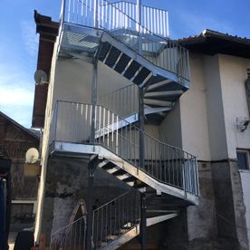 Metalltreppen bei einem Gebäude in Innsbruck